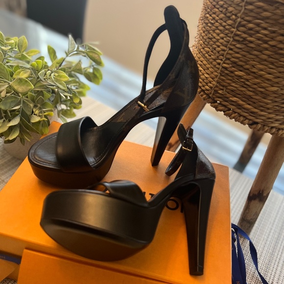 Louis Vuitton heels - Picture 1 of 8